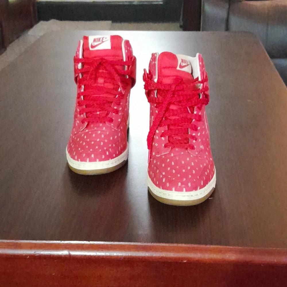 Nike hidden heel shoes. Red and white in excellent used shoes - Picture 3 of 5